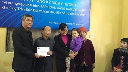 Trao tặng kỷ niệm chương “Vì sự nghiệp phát triển Tập đoàn xăng dầu Việt Nam” cho thuyền viên Trần Đức Đạt