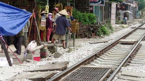 Tàu lửa tông chết người đàn ông ngồi trên đường ray