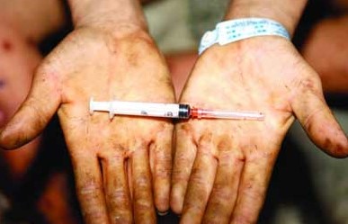 Dùng kim tiêm dính máu dọa cướp dây chuyền vàng