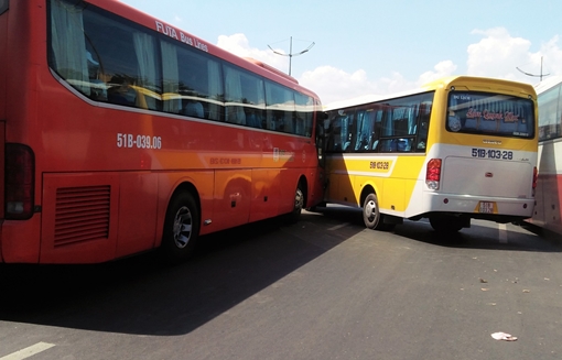 Hai xe khách va chạm, tài xế bỏ mặc hành khách dùng hung khí rượt đuổi nhau