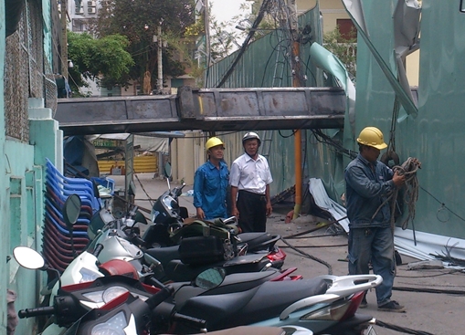 Khắc phục sự cố sập cần cẩu đè mái hiên trường mầm non   