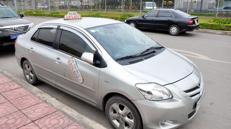 Cạnh tranh không lành mạnh trong kinh doanh taxi tại TP Hạ Long