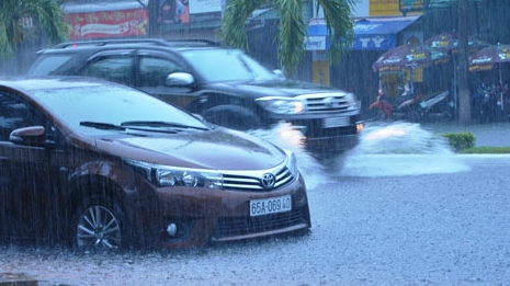 Mưa lớn đầu mùa, nhiều tuyến đường Cần Thơ ngập nặng