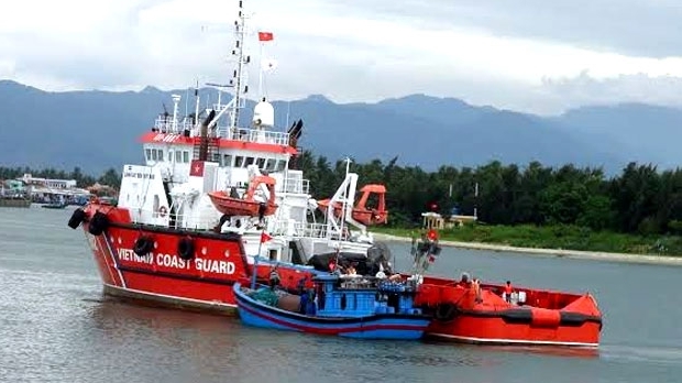 Lai dắt tàu cá và 8 ngư dân bị nạn vào bờ an toàn