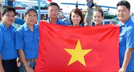 Tặng cờ Tổ quốc cho 300 ngư dân đảo Phú Quý