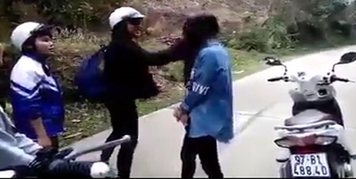 Nữ sinh đánh nhau, quay clip tung lên mạng xã hội