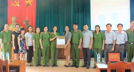 Học viện CSND tặng quà cô giáo hơn 10 năm chống chọi với HIV