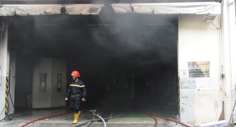 Cháy xưởng sơn, nhiều công nhân lái xe thoát hiểm