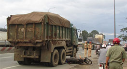 Xe ben tụt dốc húc xe máy đào, 1 người tử vong