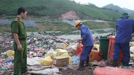 Bắt quả tang xe ôtô đổ rác thải y tế trái quy định