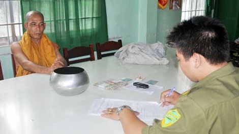 Giả danh thầy tu, lừa tiền công đức