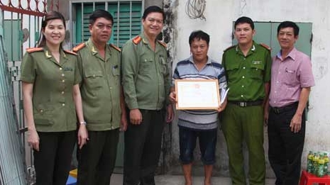 Khen thưởng công dân bắt trộm lúc rạng sáng