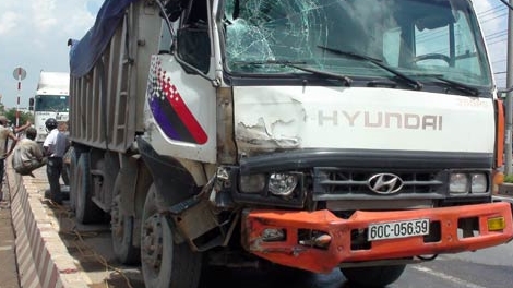 Xe ben tông xe container trên QL 51, kẹt xe gần 2 giờ