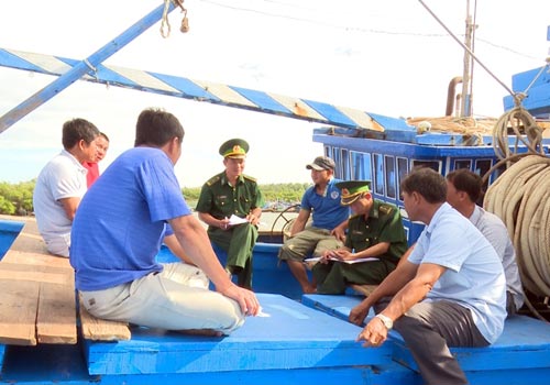 Giúp ngư dân vững tin vươn khơi bám biển
