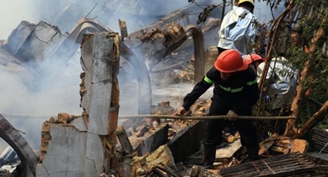 Cháy công ty gỗ, nhiều công nhân hoảng sợ ngất xỉu