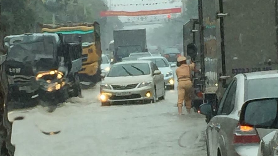 Quảng Ninh ngập diện rộng, CSGT đội mưa đẩy xe