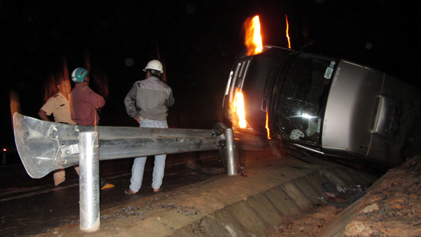 Xe lật trên đường Hồ Chí Minh, một hành khách tử vong