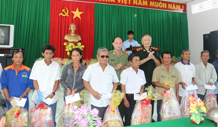 Những phần quà ấm áp nghĩa tình vùng căn cứ cách mạng 