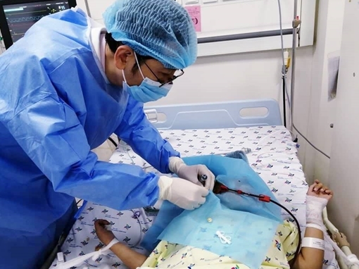 Chạy thận nhân tạo cấp cứu bệnh nhi bị suy thận mạn