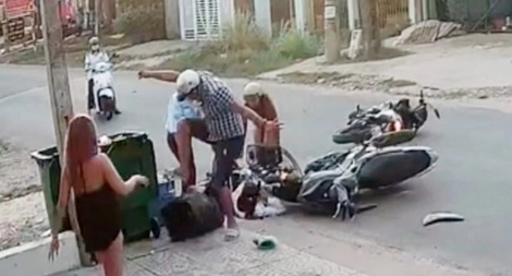 Tạm giữ đối tượng đánh nữ sinh sau tai nạn giao thông