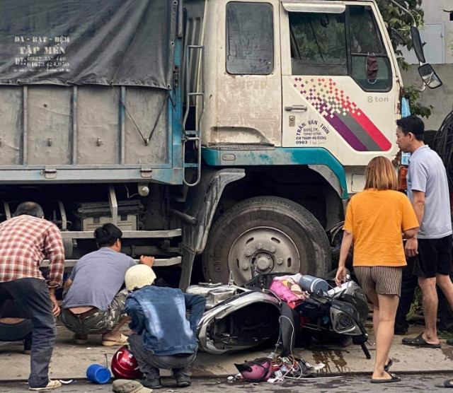 Xe tải lao vào nhiều người đi đường và một quán cơm ở Bình Dương