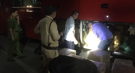 Gần 1 tấn thịt trâu và thực phẩm không nguồn gốc "theo" xe khách