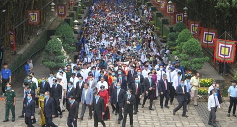 Hàng ngàn người đến lễ giỗ Tổ Hùng Vương