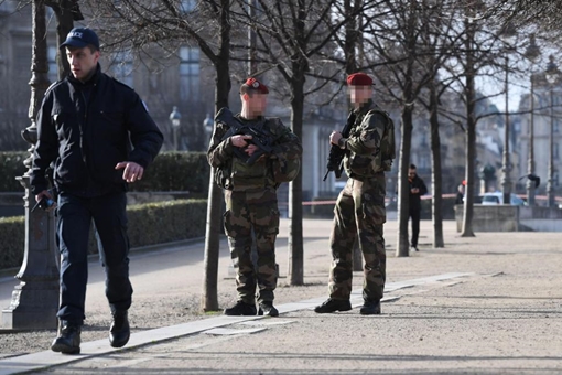 Nghi phạm tấn công bằng dao ở bảo tàng Louvre là người Ai Cập