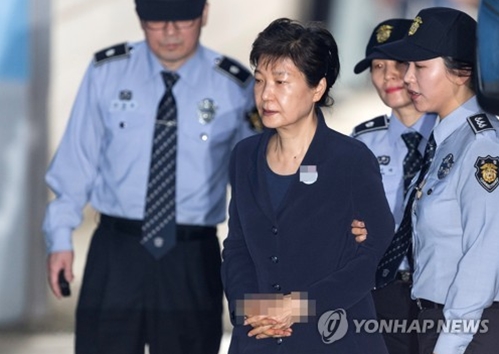Cựu tổng thống Park Geun Hye bị còng tay trong phiên tòa lịch sử