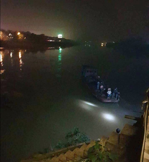 Lùi xe ô tô rơi xuống sông Hồng, 2 bác sĩ tử vong