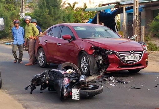 Đầu ô tô du lịch vỡ nát sau khi va chạm với xe máy