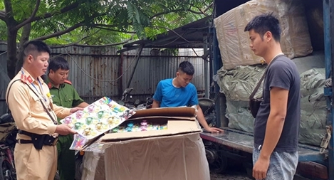 Xe tải chở nhiều thùng đồ chơi Trung Quốc không hoá đơn chứng từ