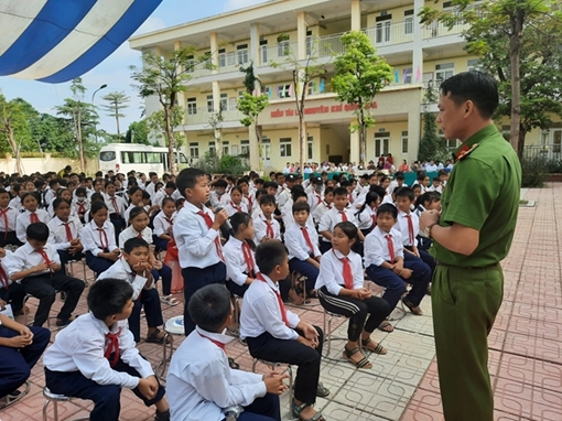 Tuyên truyền luật giao thông, tác hại ma túy và phòng chống xâm hại tình dục trẻ em trong nhà trường