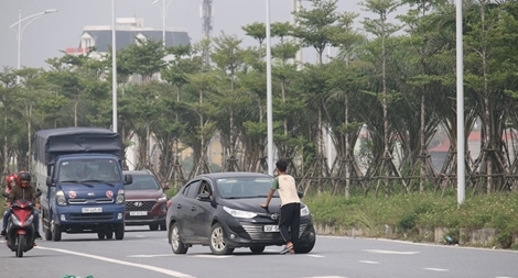 Thanh niên lao thẳng ra đường Cienco 5 chặn ô tô xin tiền