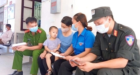 Tặng Bằng khen 2 chiến sĩ Công an hiến máu cứu trẻ em trong vùng dịch