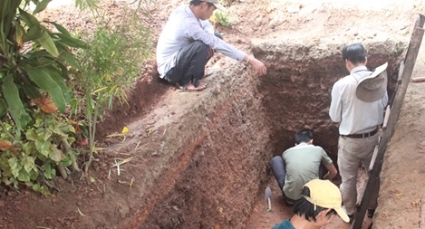 Các nhà khảo cổ tìm thấy gì tại khu vực nghi dấu tích lăng mộ vua Quang Trung