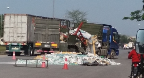 Hàng trăm tấm kính trên xe đầu kéo rơi xuống đường vỡ vụn