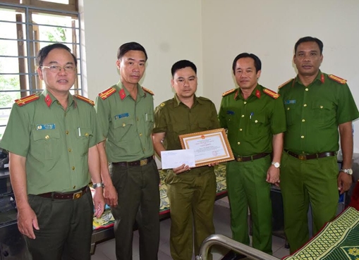 Khen thưởng Trưởng Công an xã bị thương khi vây bắt tội phạm