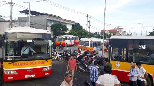 Công ty xe buýt nợ BHXH tiền tỷ, nhân viên cũ 'vây' trụ sở đòi quyền lợi