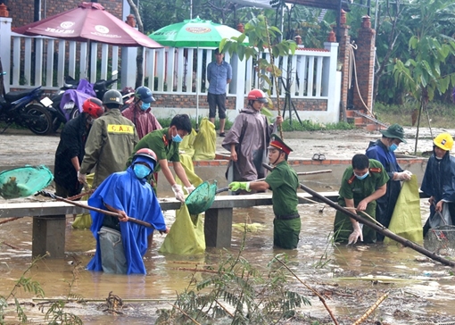 Tăng cường giúp dân làm sạch môi trường sau lũ