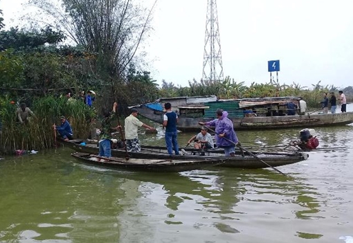 Bé gái 4 tuổi nghi rơi xuống sông Hương mất tích