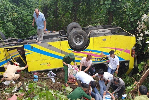 Xe khách chở sinh viên lao xuống đèo Hải Vân, nhiều người thương