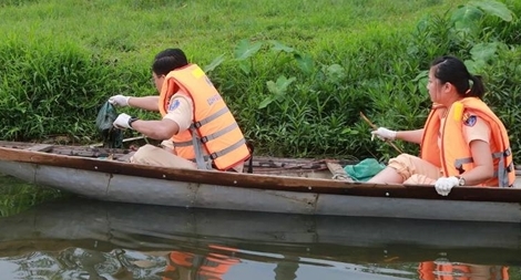 Đoàn Thanh niên Công an tỉnh Thừa Thiên- Huế vớt rác làm sạch sông Hương