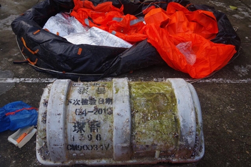 Vật thể lạ có chữ Trung Quốc dạt vào bờ biển