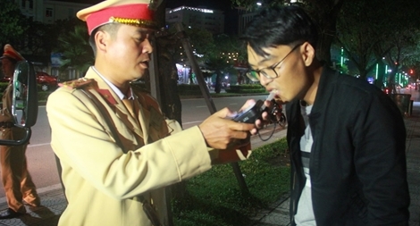 Sau tuyên truyền, CSGT Thừa Thiên Huế kiên quyết xử phạt tài xế vi phạm nồng độ cồn 