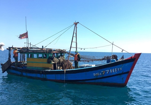 Bắt tàu giã cào của ngư dân khai thác trái phép trên biển