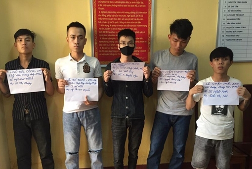 Ngăn chặn 2 nhóm dùng dao tự chế, roi điện ‘hỗn chiến’