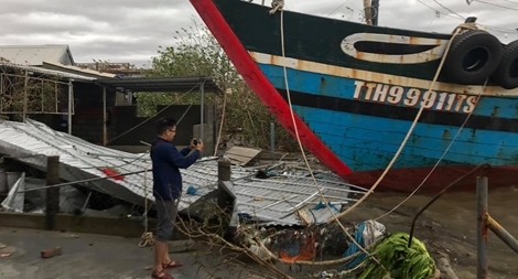 Bão số 13 khiến nhiều nhà dân ở Huế tốc mái, cây cối gãy đổ 