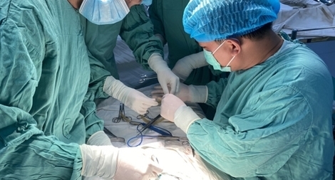 Phẫu thuật cứu bé gái sơ sinh 1 ngày tuổi teo thực quản hiếm gặp