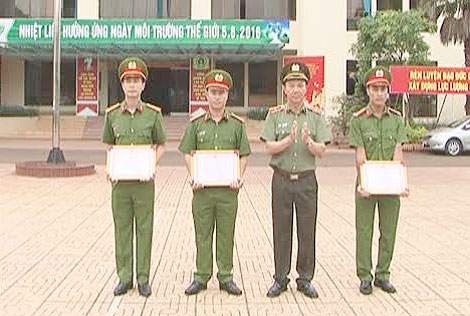 Khen thưởng 3 sỹ quan Cảnh sát dũng cảm giải cứu con tin